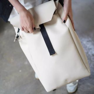 Roll Top batoh ❤️ My s ním chodíme všude, do práce, na nákup, na výlet, zvládne i delší cesty. I to je jedna stránka...